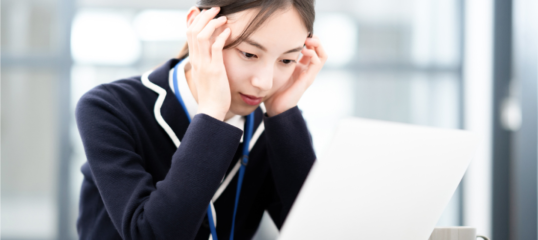 悩んでいるWeb担当者の写真